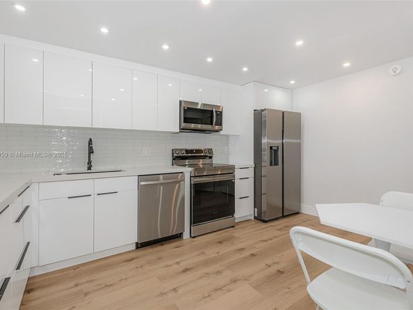 2500 Parkview Dr 821, Hallandale Beach FL 33009