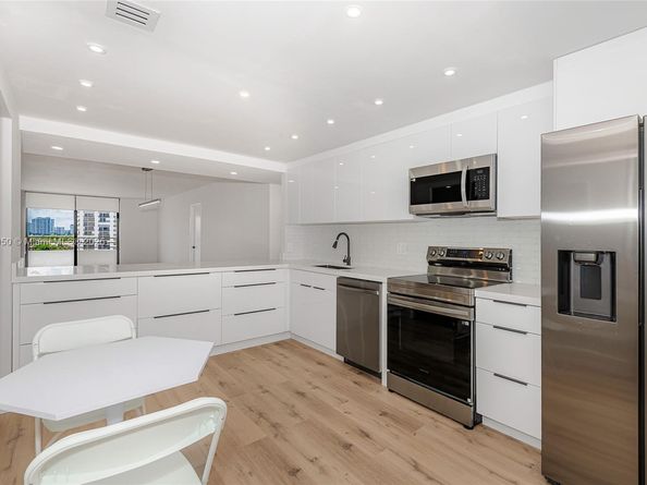 2500 Parkview Dr 821, Hallandale Beach FL 33009