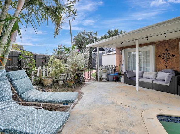 421 NW 77th Way, Pembroke Pines FL 33024