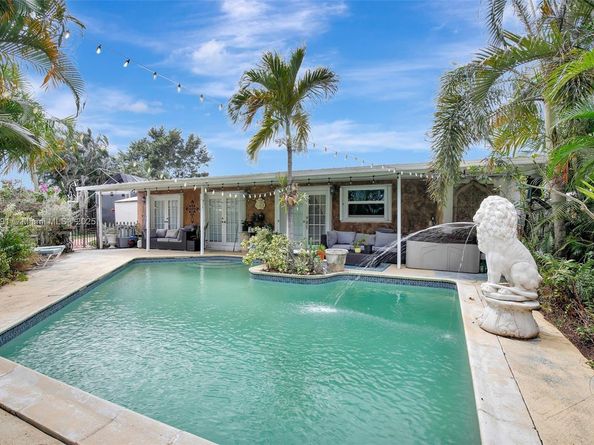 421 NW 77th Way, Pembroke Pines FL 33024