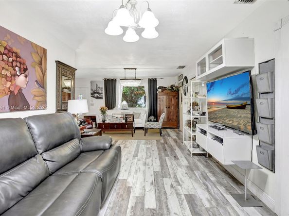 421 NW 77th Way, Pembroke Pines FL 33024