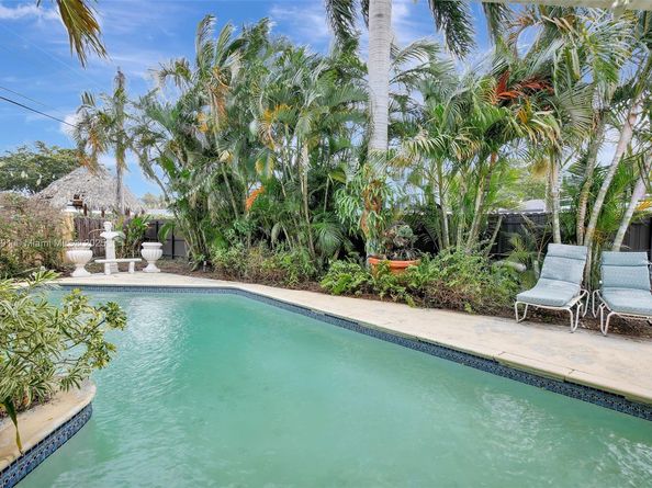 421 NW 77th Way, Pembroke Pines FL 33024