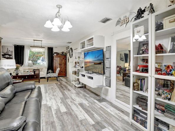 421 NW 77th Way, Pembroke Pines FL 33024