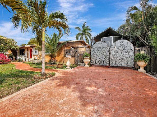 421 NW 77th Way, Pembroke Pines FL 33024