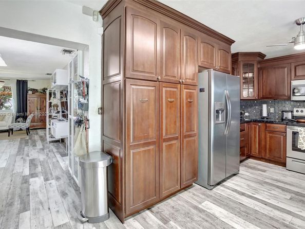 421 NW 77th Way, Pembroke Pines FL 33024