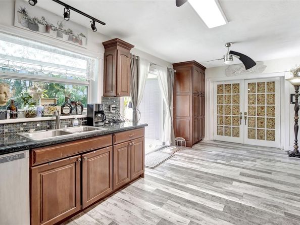 421 NW 77th Way, Pembroke Pines FL 33024