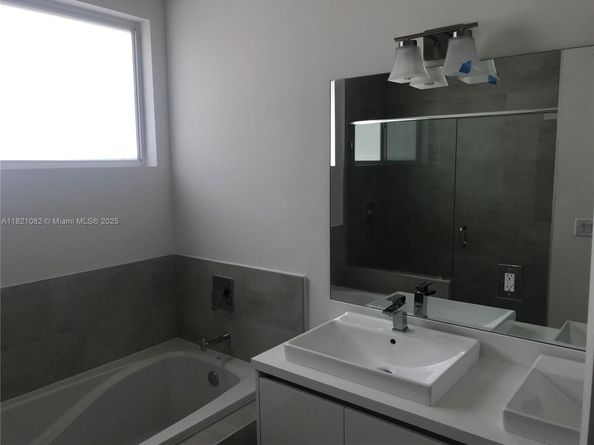 7227 NW 103rd Path, Doral FL 33178