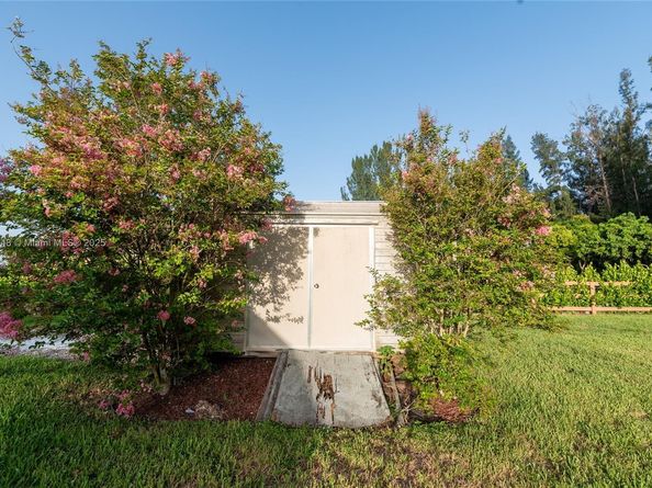 14230 SW 14th St, Davie FL 33325