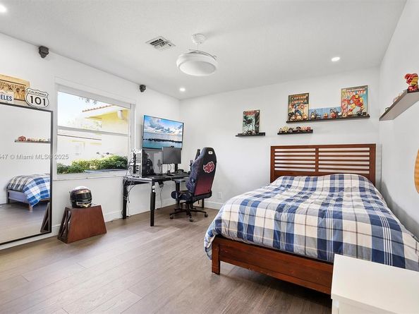 2541 Golf View Dr, Weston FL 33327