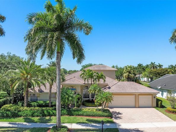 2541 Golf View Dr, Weston FL 33327
