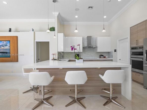 2541 Golf View Dr, Weston FL 33327
