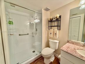 318 Lakeview Dr 203, Weston FL 33326