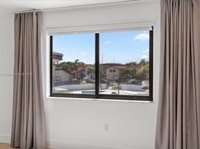 970 NW 106th Ave Cir, Miami FL 33172