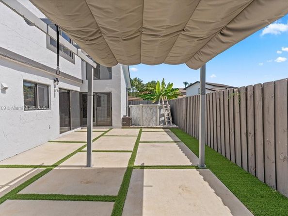 970 NW 106th Ave Cir, Miami FL 33172