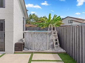 970 NW 106th Ave Cir, Miami FL 33172