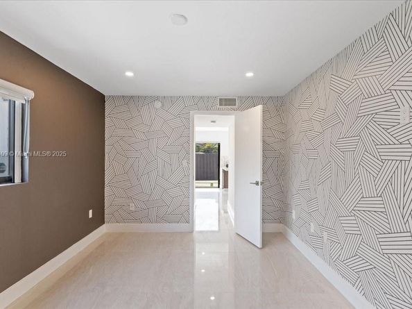 970 NW 106th Ave Cir, Miami FL 33172