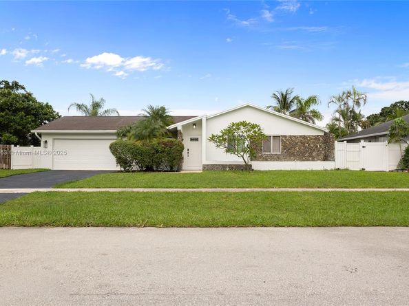 20847 Sugarloaf Ln, Boca Raton FL 33428