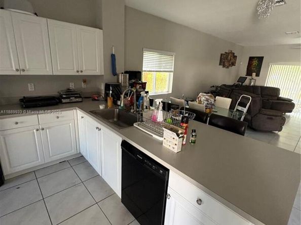 2800 NW 180th St, Miami Gardens FL 33056