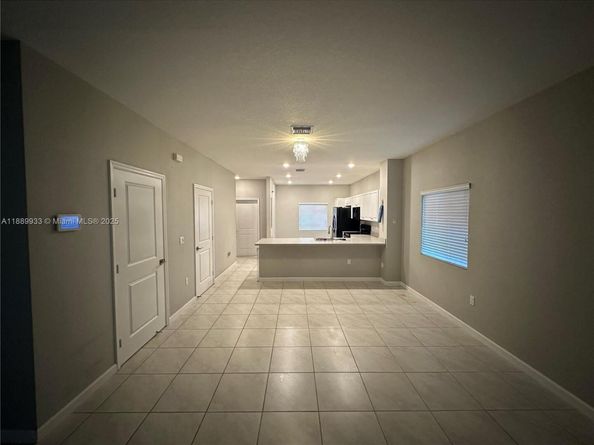 2800 NW 180th St, Miami Gardens FL 33056