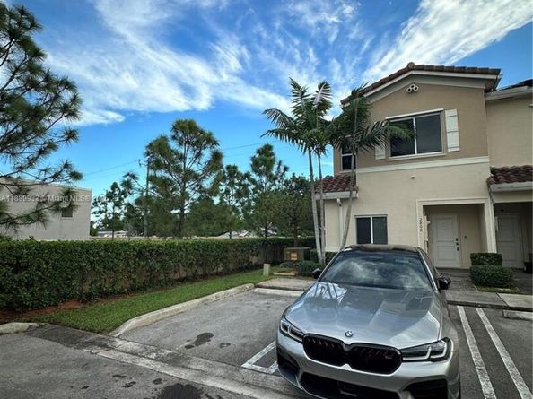 2800 NW 180th St, Miami Gardens FL 33056