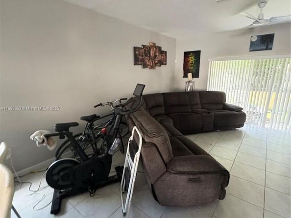 2800 NW 180th St, Miami Gardens FL 33056