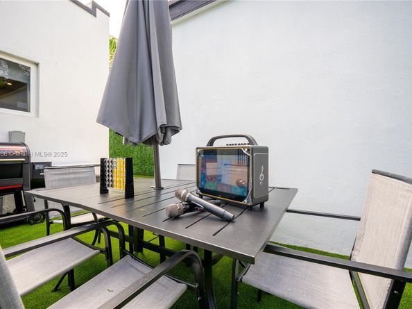 545 NW 47th St, Miami FL 33127