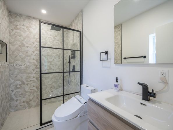 545 NW 47th St, Miami FL 33127