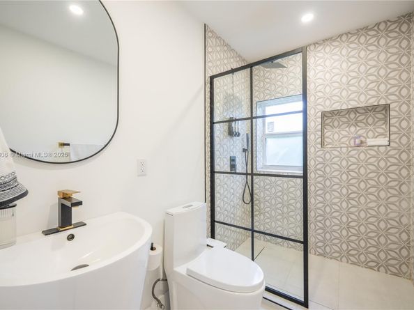 545 NW 47th St, Miami FL 33127