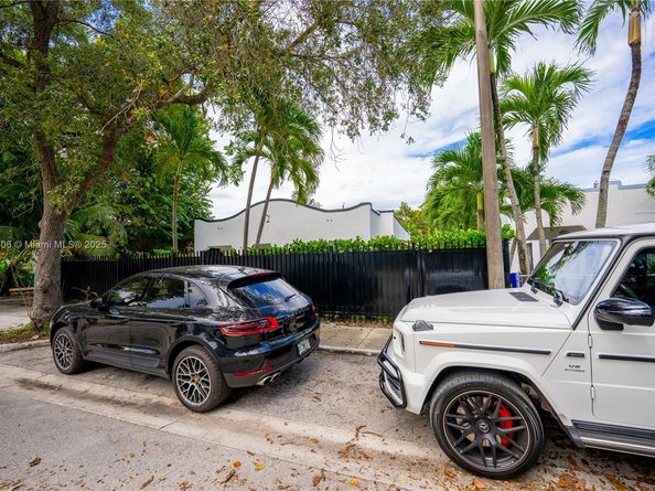 545 NW 47th St, Miami FL 33127