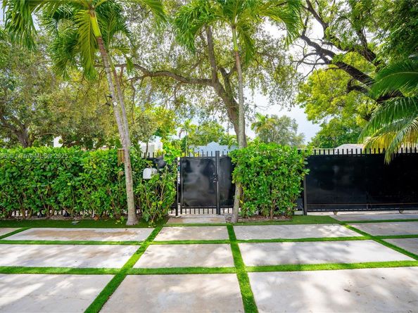 545 NW 47th St, Miami FL 33127