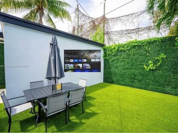 545 NW 47th St, Miami FL 33127