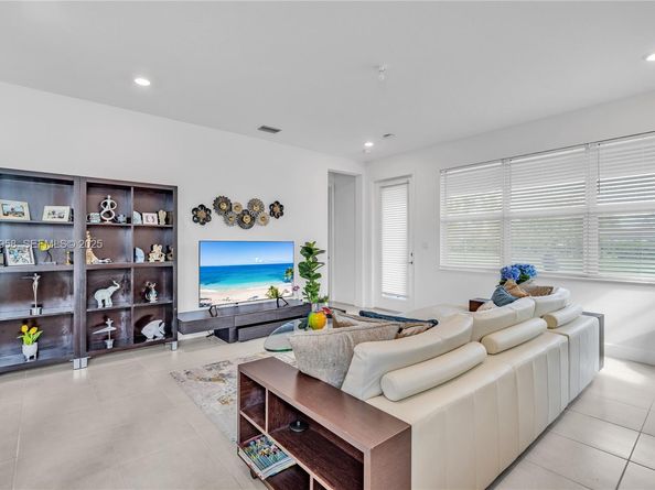 4242 Rosa Dr, Deerfield Beach FL 33064