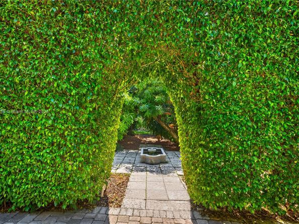 7975 Biscayne Point Cir, Miami Beach FL 33141