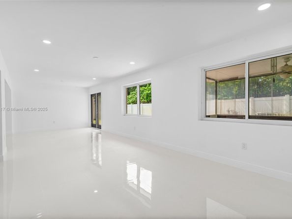 1124 Yale Dr, Hollywood FL 33021