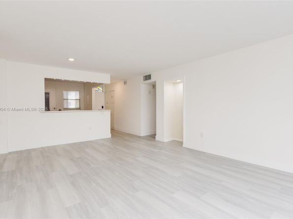 3600 NE 170th St D112, North Miami Beach FL 33160