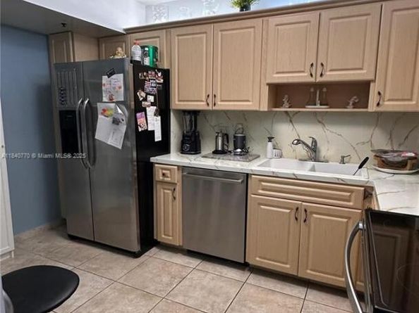 4001 Hillcrest Dr 705, Hollywood FL 33021