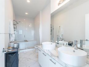 888 Biscayne Blvd 1210, Miami FL 33132