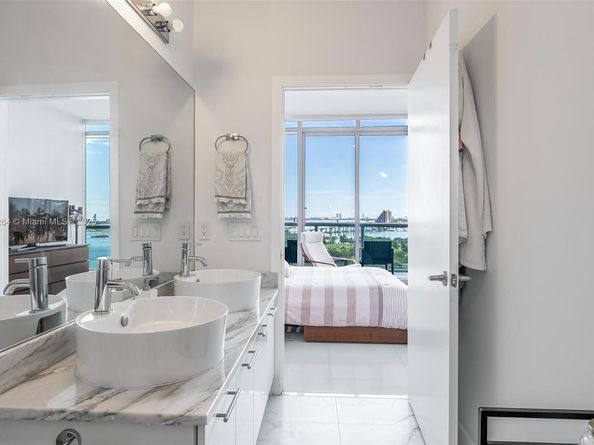 888 Biscayne Blvd 1210, Miami FL 33132