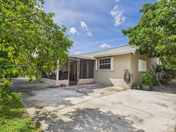 301 NW 83rd Way, Pembroke Pines FL 33024