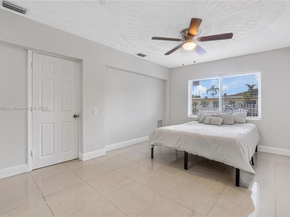 5325 SW 22nd St, West Park FL 33023
