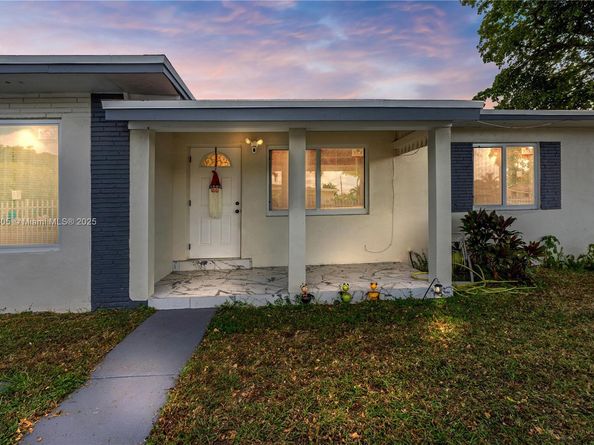 5325 SW 22nd St, West Park FL 33023