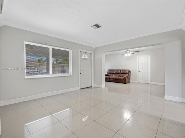 5325 SW 22nd St, West Park FL 33023