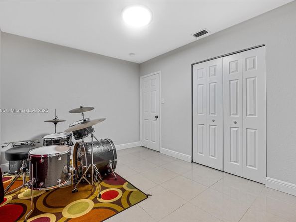 5325 SW 22nd St, West Park FL 33023