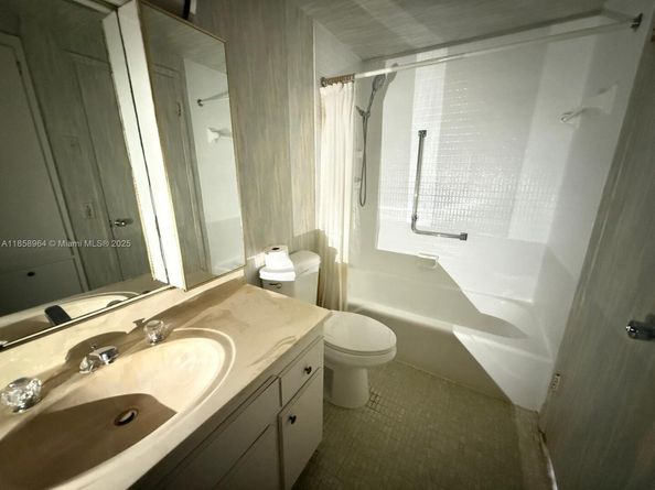 4200 Hillcrest Dr 206, Hollywood FL 33021