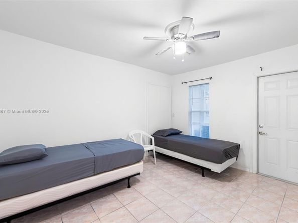 23 SW 8th CT, Hallandale Beach FL 33009