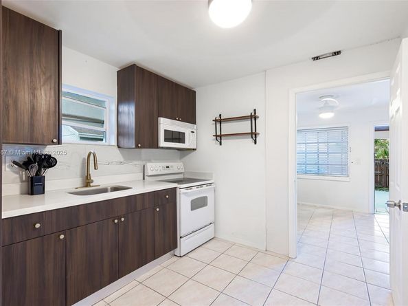23 SW 8th CT, Hallandale Beach FL 33009