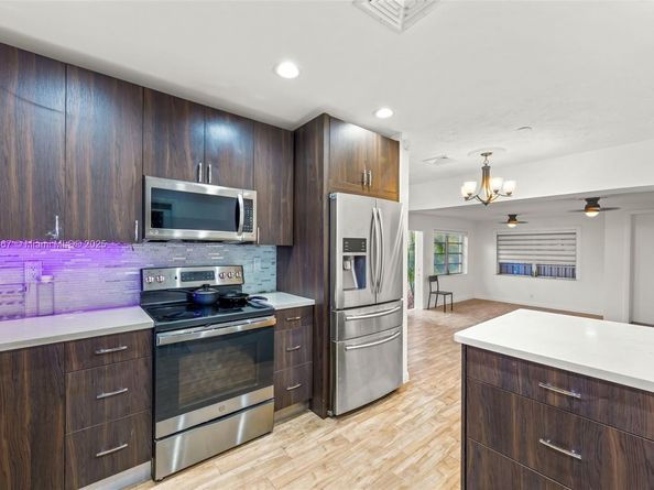 23 SW 8th CT, Hallandale Beach FL 33009