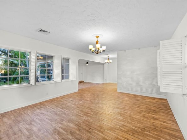 23 SW 8th CT, Hallandale Beach FL 33009