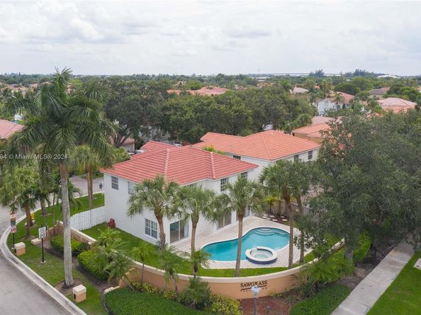 13377 NW 7th St, Plantation FL 33325