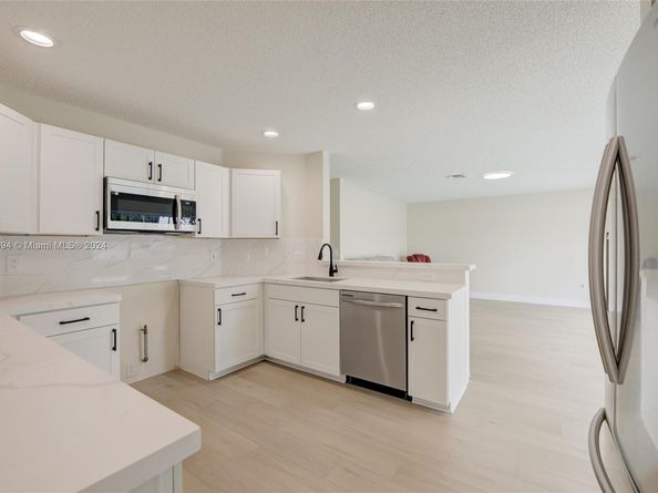 13377 NW 7th St, Plantation FL 33325